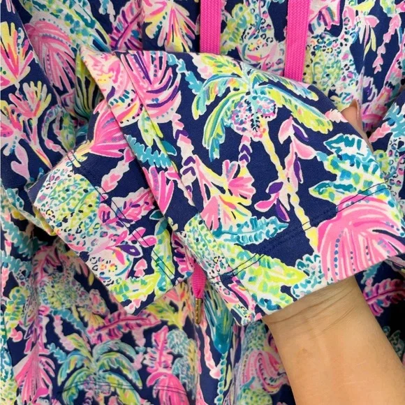 Lilly Pulitzer Pryce Cropped Hoodie size Small
Oyster Bay Navy Seen & Herd NWOT - Picture 4 of 8